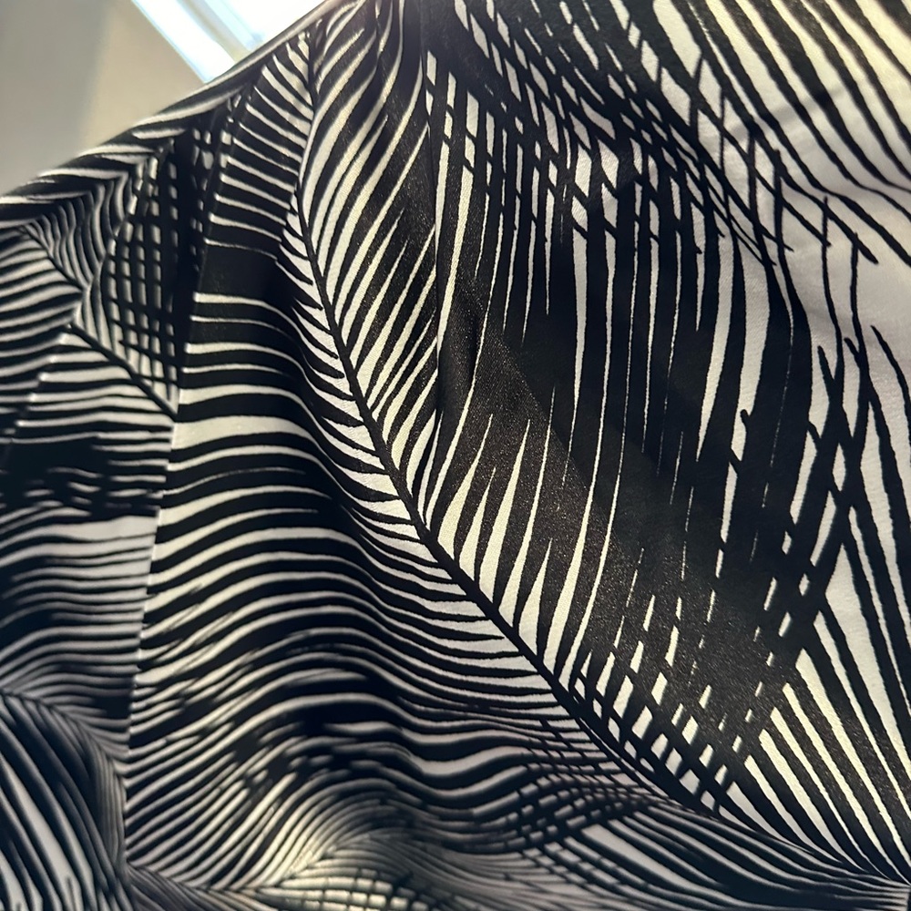 Maggy London very special dress size 10. Satin like fabric in black and white. - Picture 4 of 6